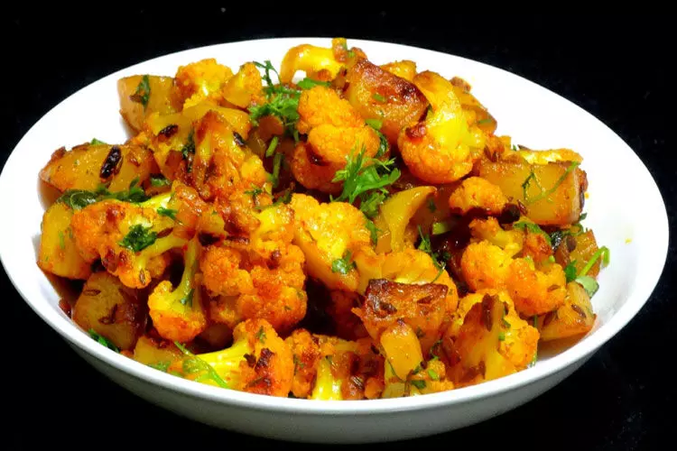 Gobi ki Sabzi: डिनर या लंच में बनाएं Delicious दही वाली गोभी