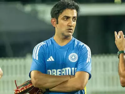 Gautam Gambhir ट्रक में चढ़ गए ड्राइवर का कॉलर पकड़ लिया