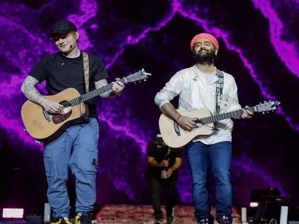 Arijit Singh ने लंदन में Ed Sheeran के साथ परफॉर्म किया