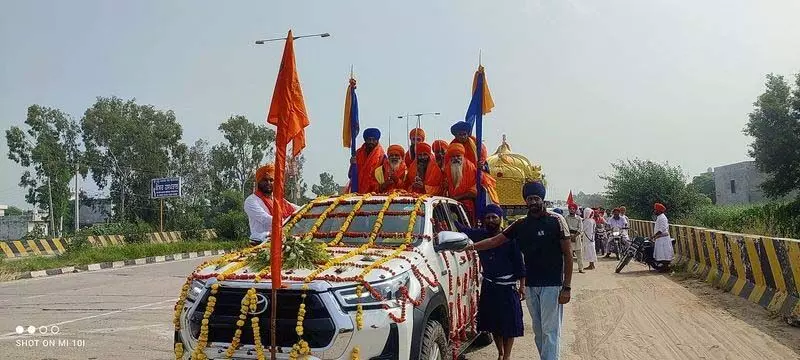 Amritsar: नगर कीर्तन में शामिल हुए श्रद्धालु