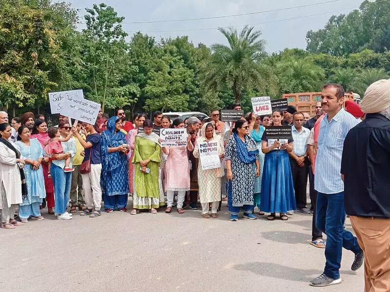 Chandigarh के निवासियों ने सुरक्षित सड़कों की मांग को लेकर विरोध प्रदर्शन किया