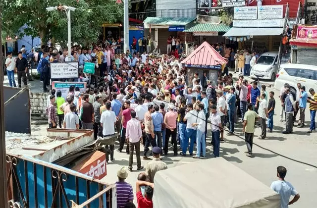 Manali: बाहरी लोगों के पंजीकरण की मांग को लेकर व्यापारियों ने दुकानें बंद रखीं