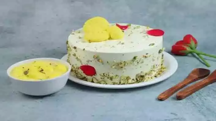 Rasmalai Cake Recipe: मिनटों में तैयार करें रसमलाई केक