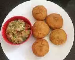 Baati Chokha Recipe: सर्दियों में बाटी चोखा बनाकर खाने का लें मजा