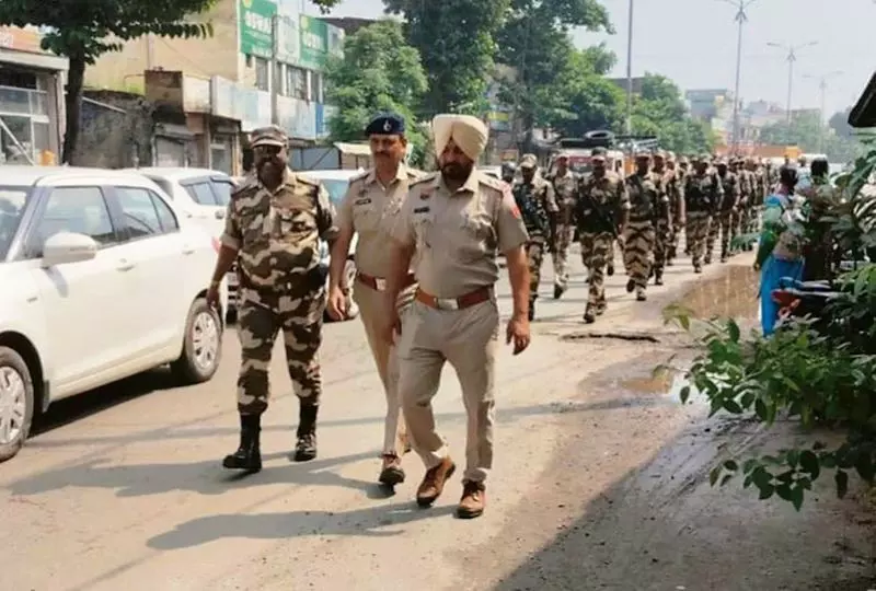 Kurukshetra पुलिस ने निकाला फ्लैग मार्च