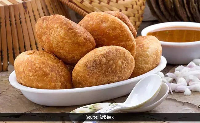 Kachori में उड़द दाल भरकर तैयार कर लीजिए ताकि ये फटे नही