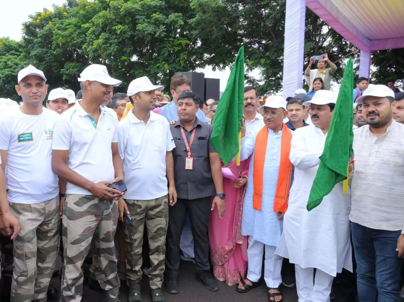 मुख्यमंत्री ने तेलीबांधा तालाब परिसर में झाड़ू लगाकर की सफाई, दिलाई स्वच्छता की शपथ