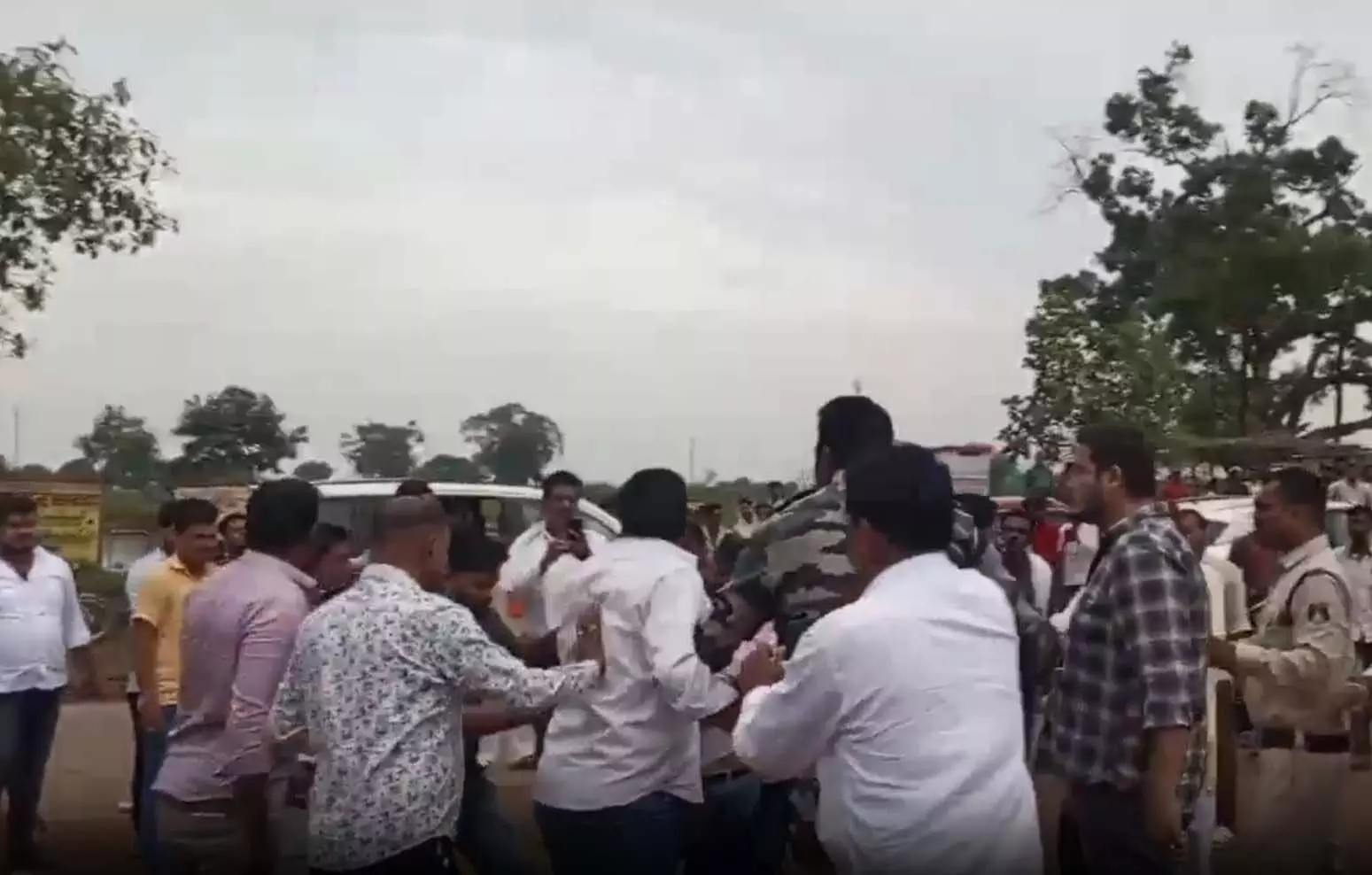 कांग्रेसी और क्रांति सेना के कार्यकर्ताओं के बीच मारपीट, देखें VIDEO...