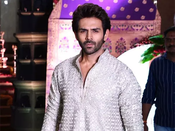 Maharashtra के मुख्यमंत्री एकनाथ शिंदे के गणेश पूजा समारोह में Kartik Aaryan