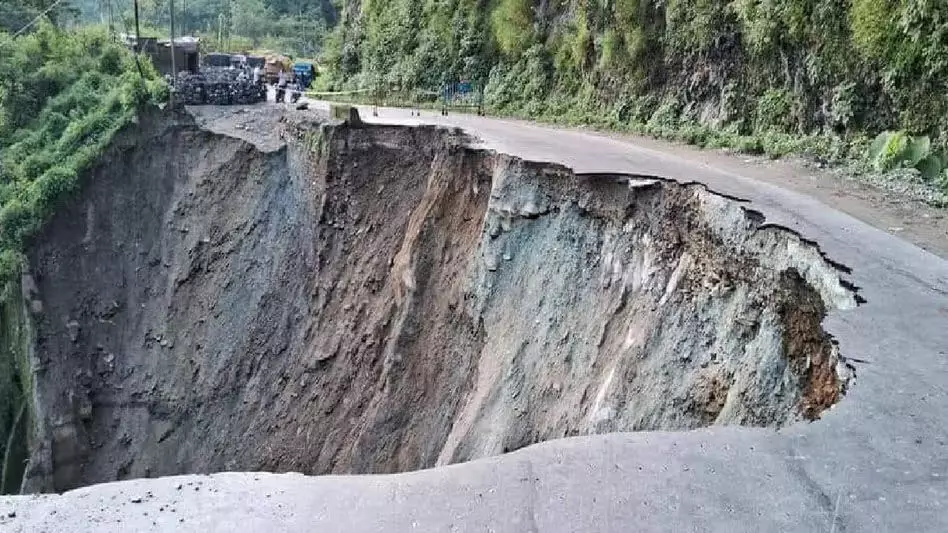 Sikkim : सेटीझोरा में सड़क का बेंच गिरने से एनएच 10 पर यातायात अनिश्चितकाल के लिए रुका