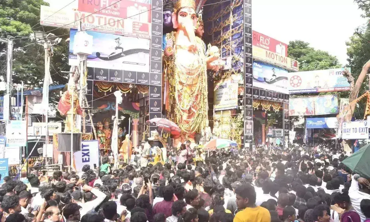 Ganesh Visarjan हैदराबाद 2024: खैरताबाद महागणपति शोभायात्रा शुरू