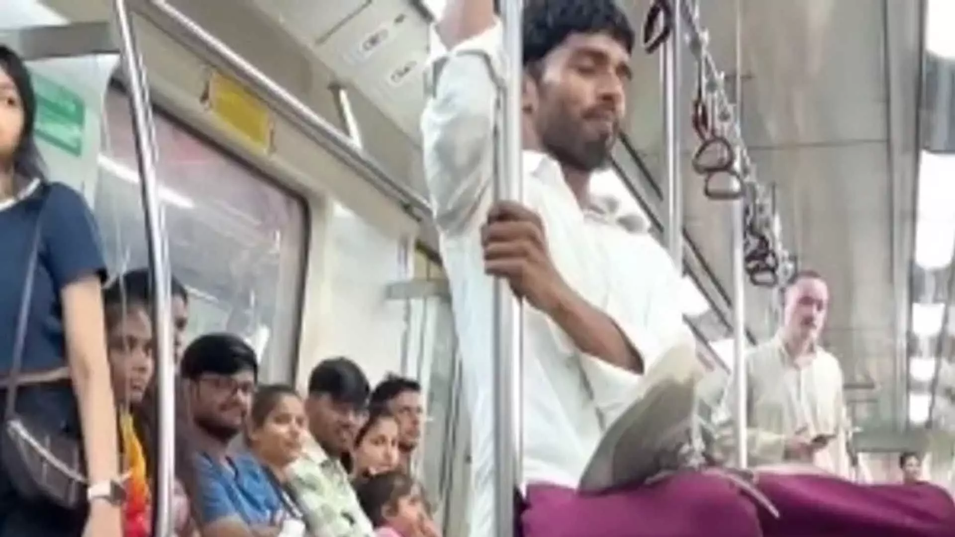 Viral Video: दिल्ली मेट्रो में एक्टिव मेडिटेशन कर रहा था शख्स, अचानक दिखी सच्चाई...