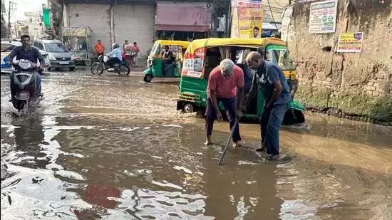 गुरुग्राम के वार्ड 20 में सीवेज और यातायात की समस्या से स्थानीय लोग परेशान