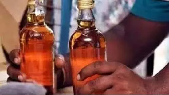 liquor smuggling: शराब तस्करी पर लगाम लगाने के लिए पुलिस और आबकारी विभाग ने की बैठक