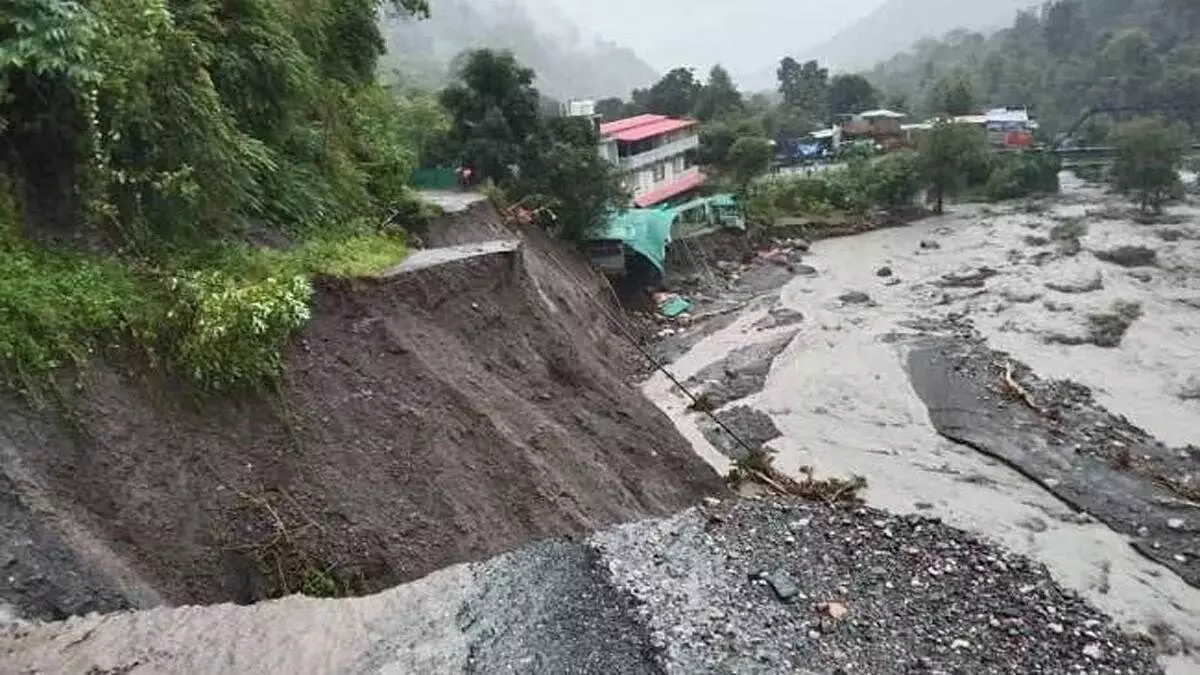 Uttarakhand: नैनीताल में आज भी चारों दिशाओं से भूस्खलन का खतरा