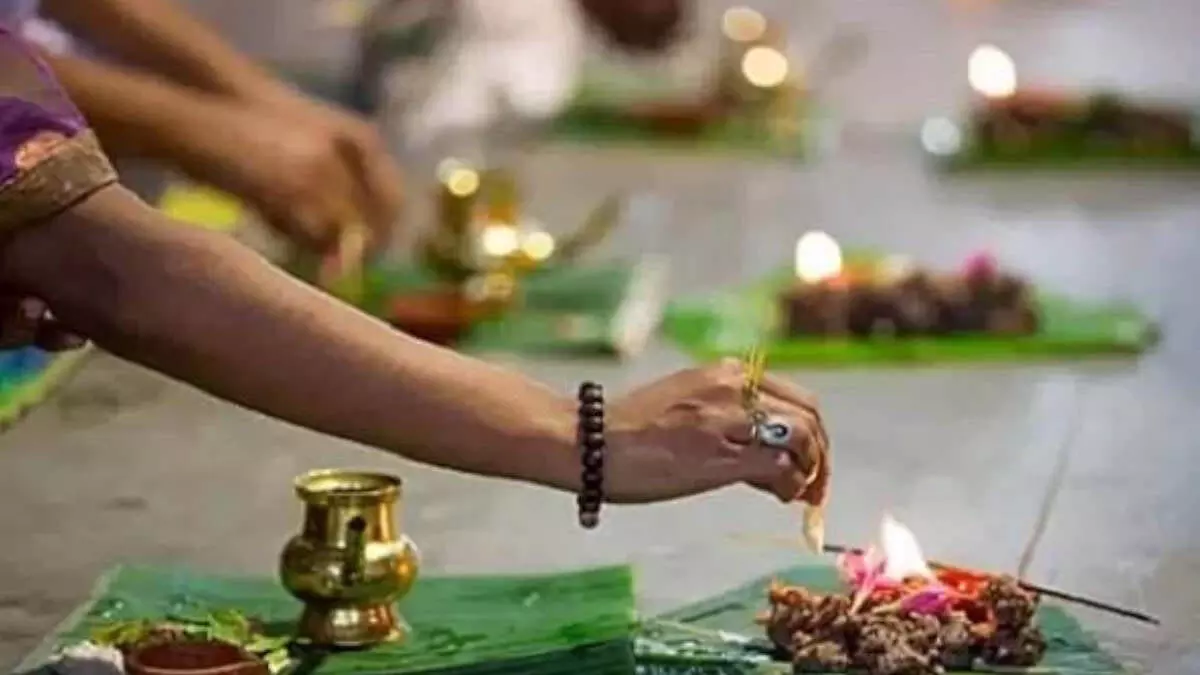 Pitru Paksha के दौरान गलती से भी न करें इन 5 चीजों का दान