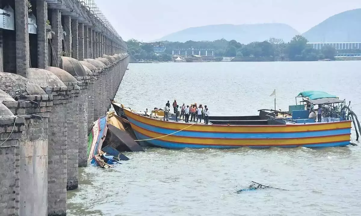 Andhra: प्रकाशम बैराज में फंसी 40 टन वजनी एक नाव को निकाला गया