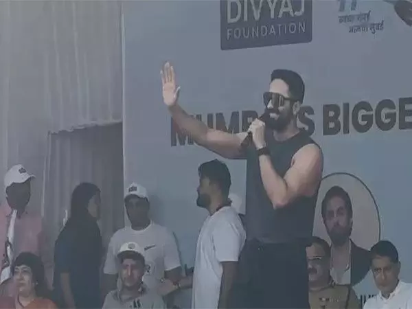 Ayushmann Khurrana ने वर्सोवा चौपाटी पर समुद्र तट सफाई अभियान में भाग लिया