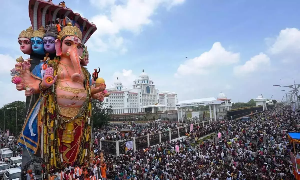 Hyderabad में भगवान गणेश को विदाई दी