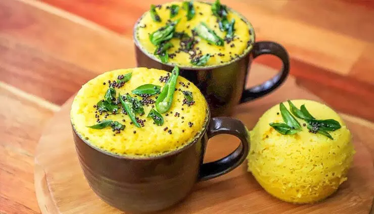 Mug Dhokla Recipe प्रसिद्द गुजराती डिश ट्राई करें