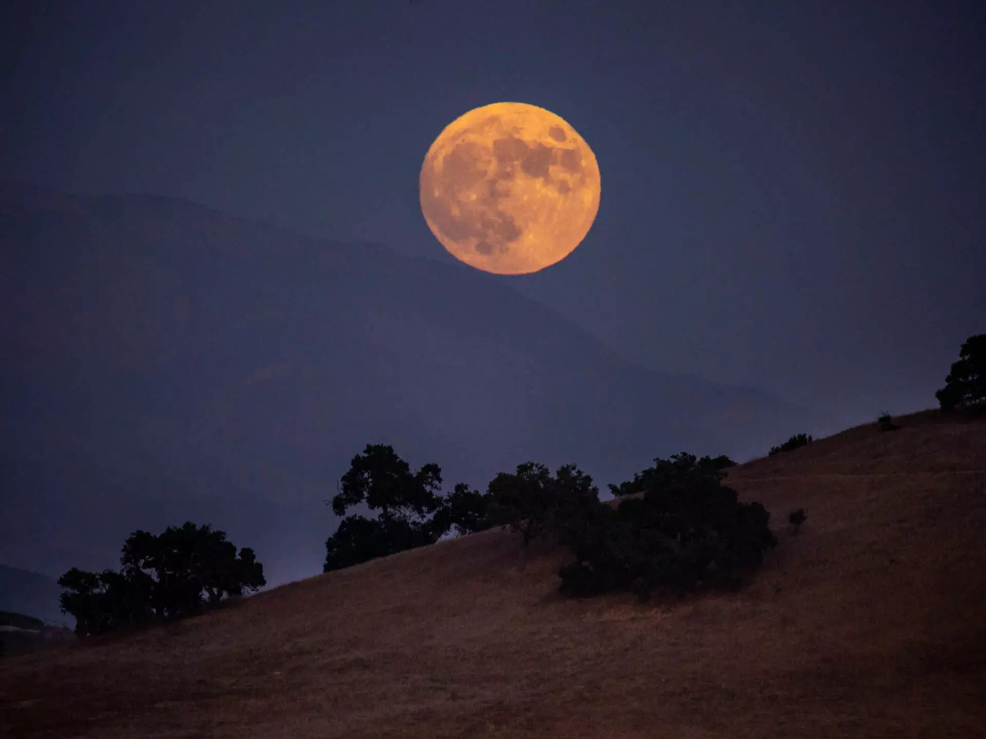 जब रात करीब 10:44 बजे Moon पृथ्वी की सबसे गहरी छाया