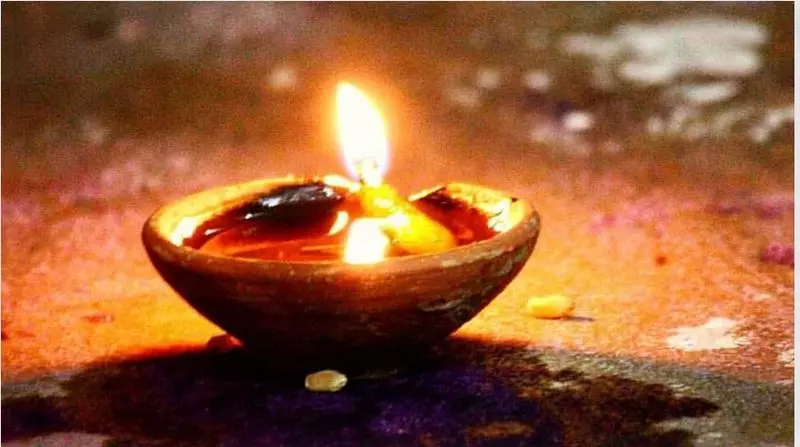 Pitru Paksha में इन  4 स्थानों पर दीपक जलाने से होगा लाभ धन