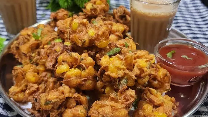 Sweetcorn pakoras बनाएं और चाय के साथ इनका मजा ले