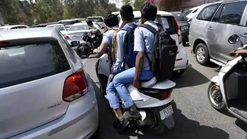 Ahmedabad : स्कूल में वाहन ले जाने वाले नाबालिग छात्रों के खिलाफ सख्त कार्रवाई के आदेश