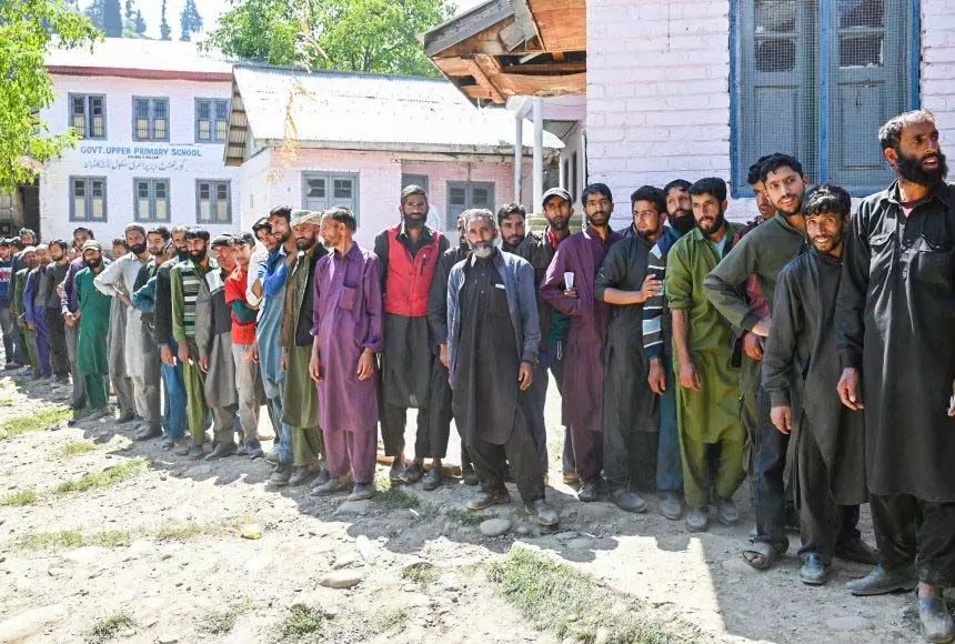 Shopian में पहली बार मतदान करने वालों को उपहार देकर सम्मानित किया गया