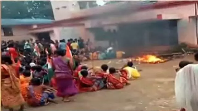 सैकड़ों गुस्साए आदिवासियों ने Kashipur थाने का घेराव किया