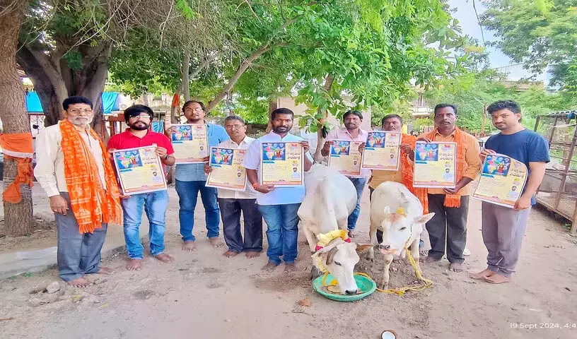 Mancherial के एक व्यक्ति ने गाय को राष्ट्रीय पशु बनाने की मांग की, पदयात्रा शुरू की