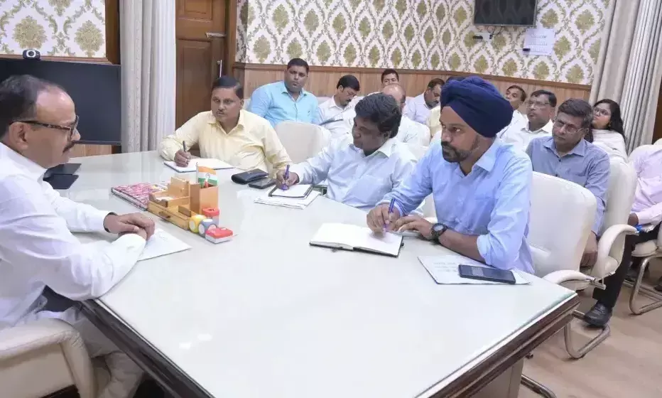 Lucknow: डिप्टी सीएम ब्रजेश पाठक ने बैठक में नगर निगम के अधिकारियों को दिए निर्देश