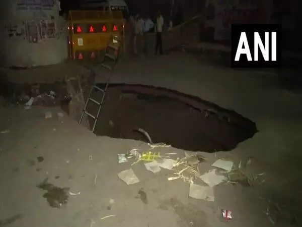 Delhi : सड़क धंसने से 15 फीट गहरा गड्ढा बन गया