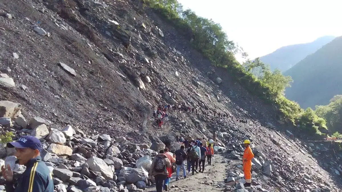 Rishikesh: तीर्थयात्रियों को अब यात्रा मार्ग पर ‘खतरे वाले क्षेत्रों’ में हेलमेट पहनना होगा