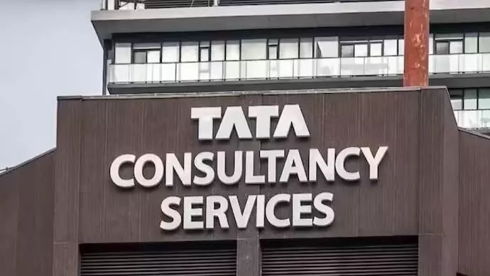 TCS के शेयर में -0.33% की गिरावट आई