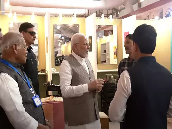 PM Modi ने वर्धा में राष्ट्रीय पीएम विश्वकर्मा कार्यक्रम में प्रदर्शनी का अवलोकन किया