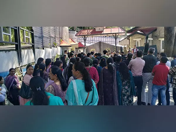 सरस्वती पैराडाइज स्कूल के छात्रों ने School बंद होने के डर से विरोध प्रदर्शन किया