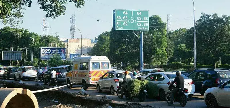 Chandigarh: भीड़भाड़ वाले समय में सेक्टर 62 की ट्रैफिक लाइट पार करना दुःस्वप्न