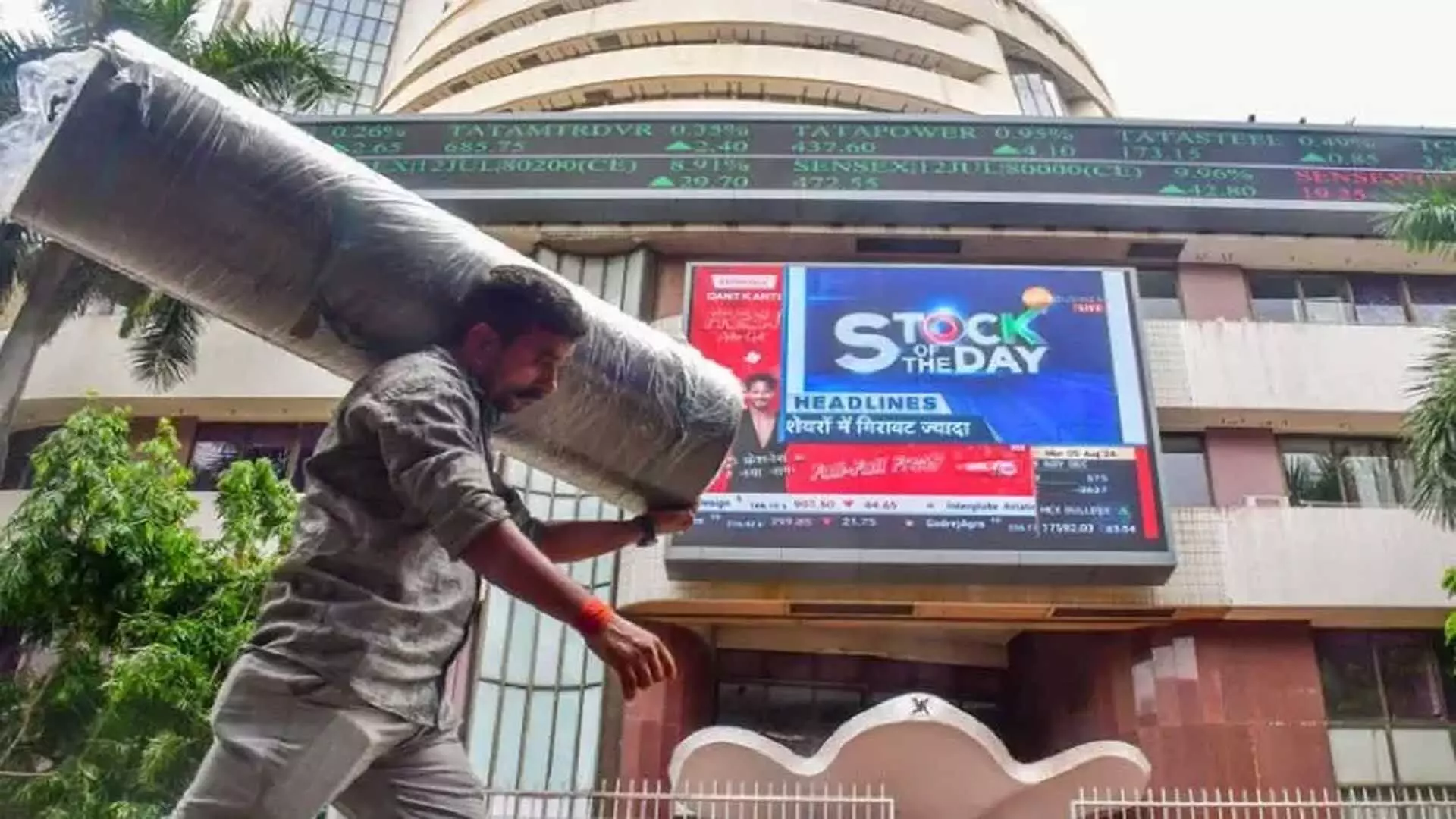 Sensex 1,359 अंक उछलकर ऐतिहासिक 84,000 अंक के पार पहुंचा