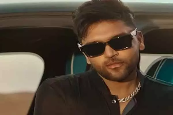 Guru Randhawa ने नया गाना रिच लाइफ पेश किया