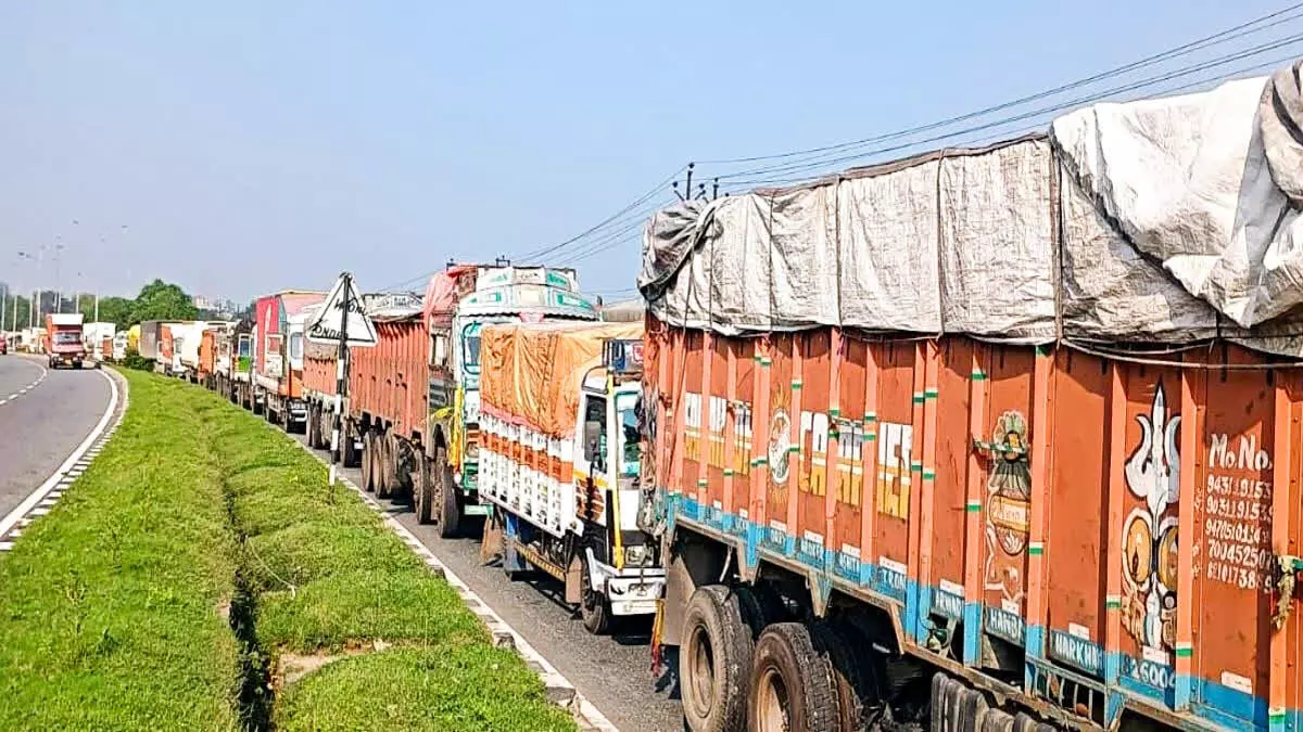 पश्चिम बंगाल-झारखंड सीमा पर आवाजाही नहीं, Purulia में सैकड़ों ट्रक खड़े