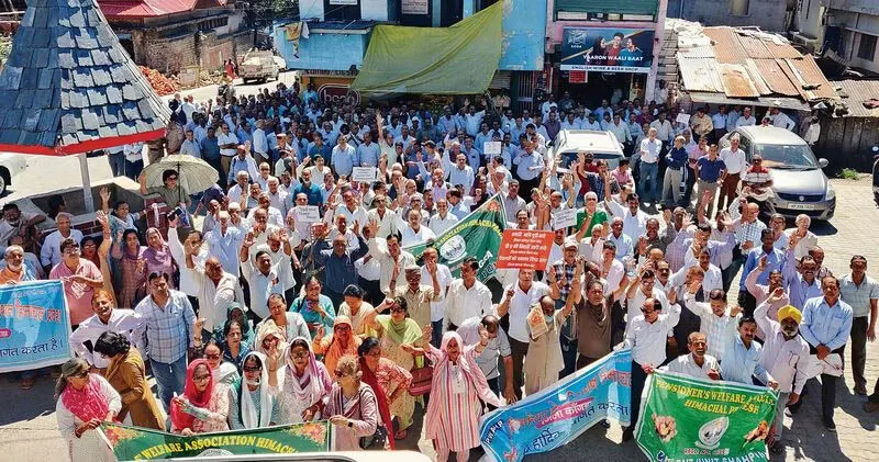 Himachal: पेंशनर्स ने भुगतान जारी करने में देरी को लेकर सरकार की आलोचना की