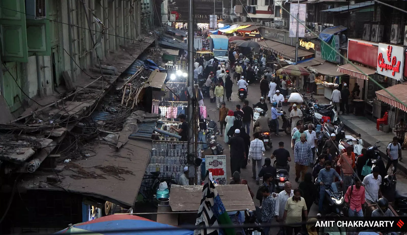 Mumbai: अधिकारियों को धारावी में मस्जिद में निर्माण को गिराने से रोका