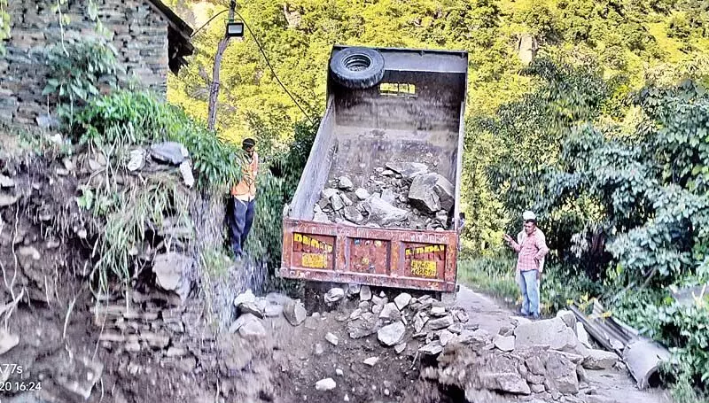 पंडोह में Fourlane Tunnel के ऊपर सडक़ पर बड़ा सुराख होने से हडक़ंप