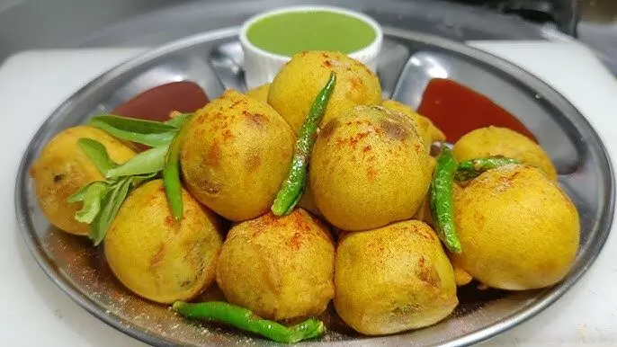 Batata Vada: शाम की चाय के साथ ट्राई करें महाराष्ट्र बटाटा वड़ा