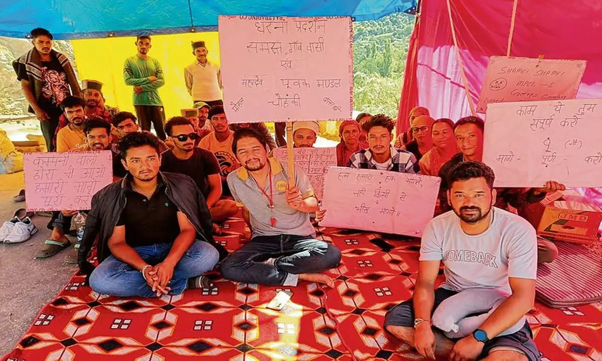 Himachal: राहत की मांग को लेकर मलाणा परियोजना के निकट ग्रामीणों का आंदोलन जारी