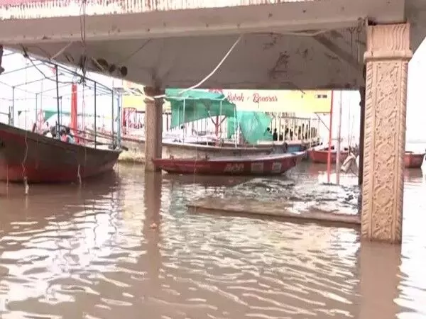 गंगा का जलस्तर घटा, Varanasi के घाटों पर गाद जमा