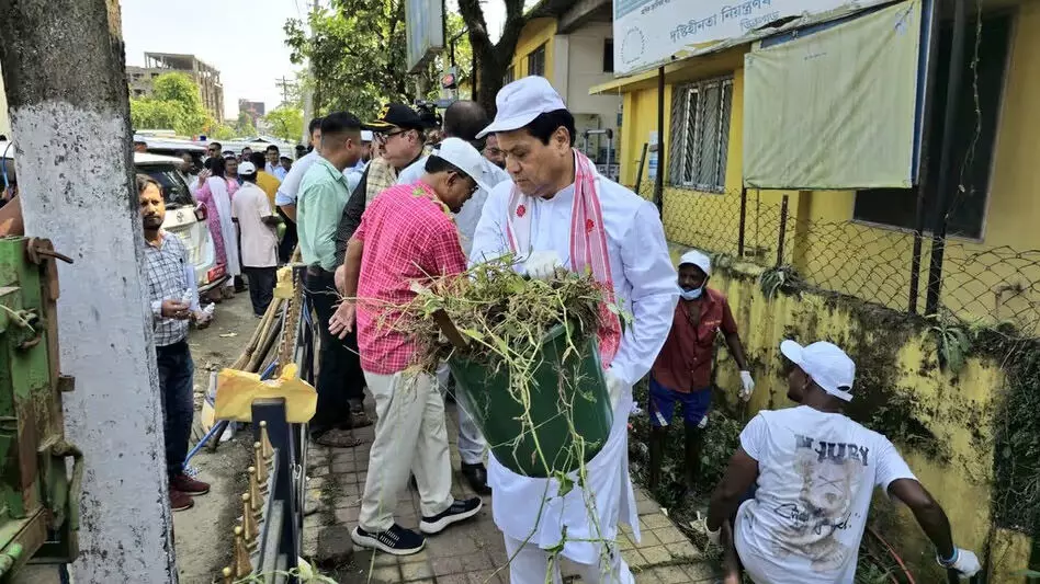 Assam : डिब्रूगढ़ में सफाई अभियान के दौरान स्वच्छ भारत अभियान