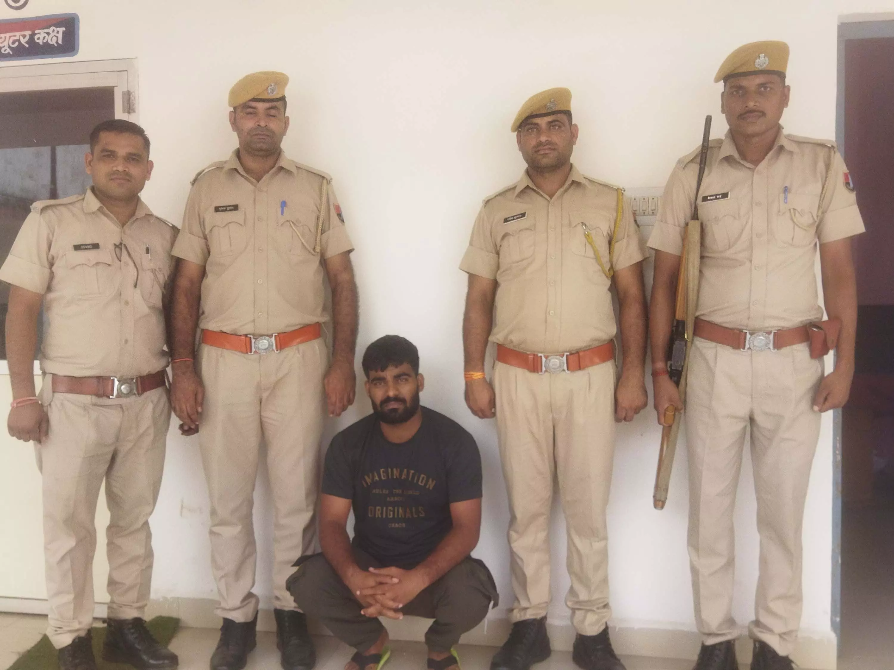 Pratapgarh कोतवाली पुलिस ने इनामी आरोपी को किया गिरफ्तार