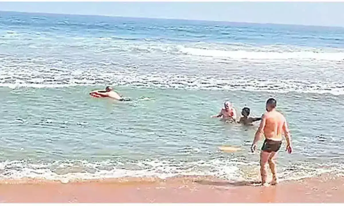 Lifeguards ने विदेशी पर्यटकों को तेज बहाव से बचाया